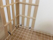 ダイソーのワイヤーネット、すのこと組み合わせると…？　工具不要で作れる『3段ラック』に感動