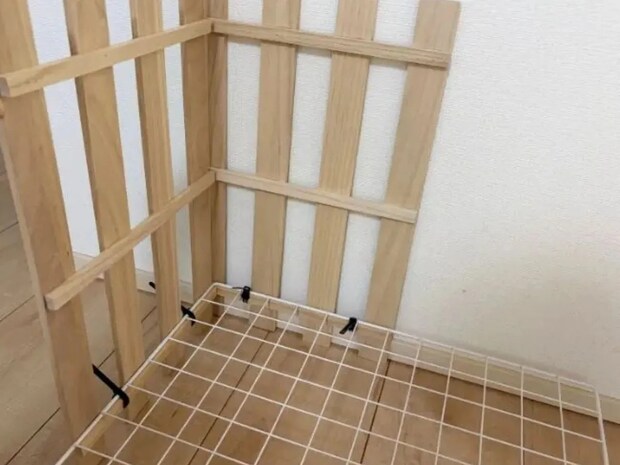 ダイソーのワイヤーネット、すのこと組み合わせると…？　工具不要で作れる『3段ラック』に感動