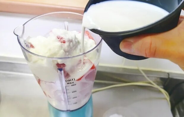 ヨーグルト、牛乳、粉砂糖をミキサーに入れている画像（撮影：エニママ）