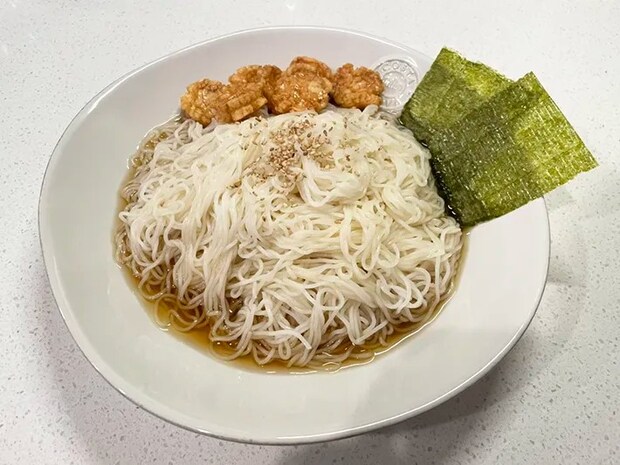 緑茶で割っためんつゆに浸したそうめん（撮影：grapeフード編集部）