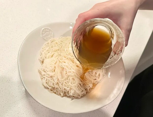 そうめんにめんつゆをかける写真（撮影：grapeフード編集部）