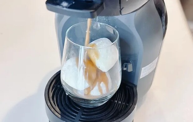 雪見だいふくが入った耐熱グラスにコーヒーメーカーでエスプレッソを抽出している画像（撮影：キジカク）