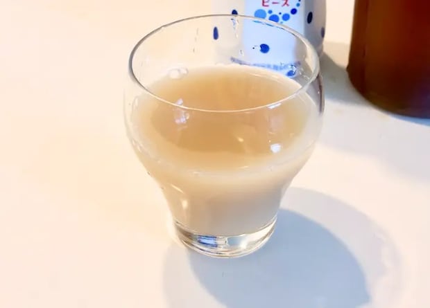 麦茶で割った『カルピス』の画像（撮影：エニママ）