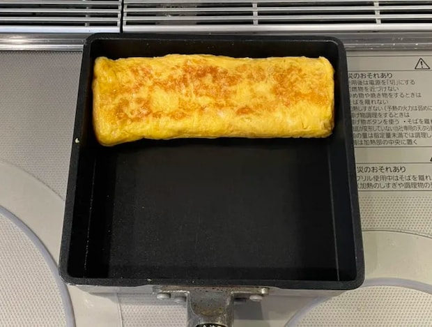玉子焼きを焼く写真（撮影：grapeフード編集部）