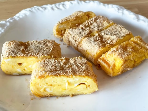 玉子焼きがマンネリ化したら…？　表面に『香ばしい粉』をまぶす意外なレシピに「手が止まらない」「弁当にもいい」