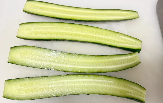 縦半分に切ったきゅうりの画像（撮影：エニママ）