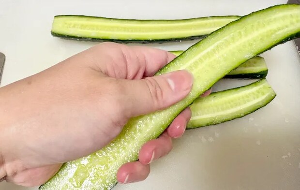 きゅうりに塩を揉み込んでいる画像（撮影：エニママ）