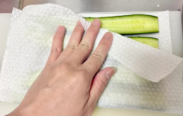 きゅうりの水気を拭き取っている画像（撮影：エニママ）