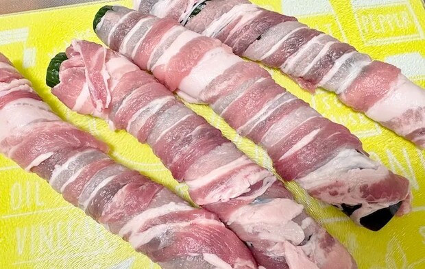 きゅうりに豚バラ肉を巻いた画像（撮影：エニママ）