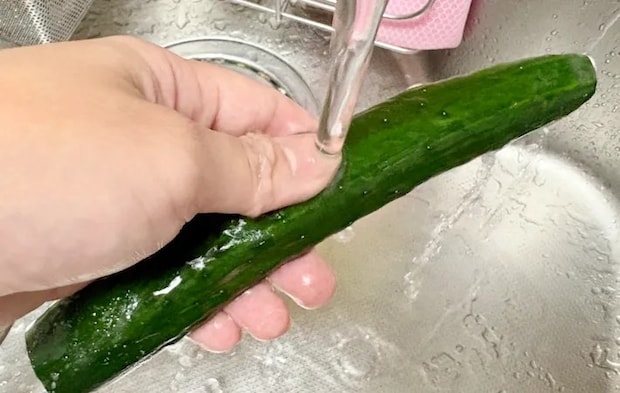 きゅうりの塩を洗い流している画像（撮影：エニママ）