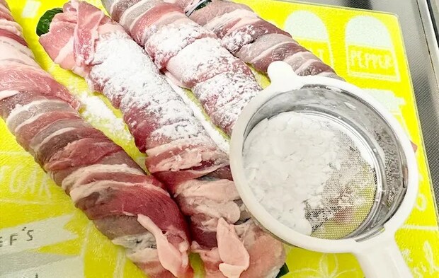 豚バラ肉に片栗粉をまぶしている画像（撮影：エニママ）