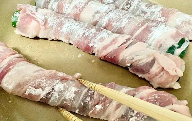 豚バラ肉を巻いたきゅうりを焼いている画像（撮影：エニママ）