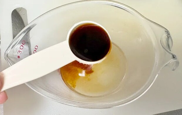 調味料を混ぜている画像（撮影：エニママ）