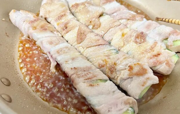合わせ調味料を絡めている画像（撮影：エニママ）