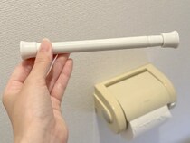 つっぱり棒を1本吊るすだけ！　トイレットペーパーホルダーの改善方法に「本当に助かった」