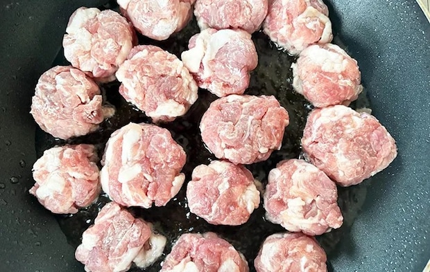 豚こま肉を並べた画像（撮影：エニママ）