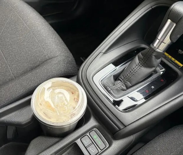 車のドリンクホルダーに入れた様子（撮影：grapeライフハック編集部）