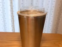 コンビニコーヒーをそのまま入れると？　ダイソー『タンブラー』の実力に「何個も欲しい！」