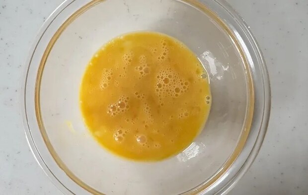 卵を溶いた画像（撮影：エニママ）