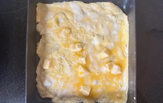 卵液をフライパンに流し入れた画像（撮影：エニママ）