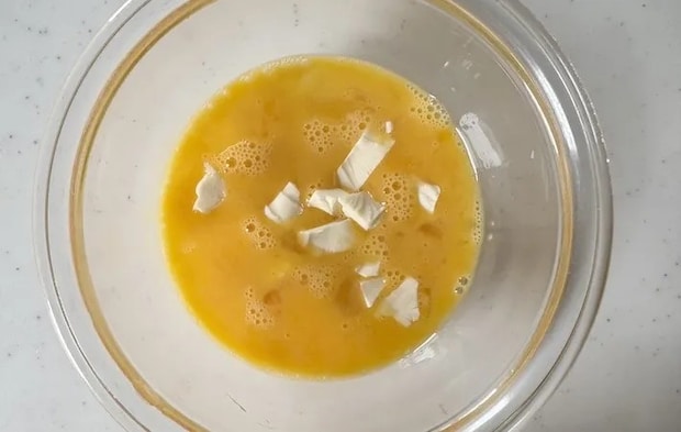 溶き卵にちぎった6Pチーズを加えた画像（撮影：エニママ）