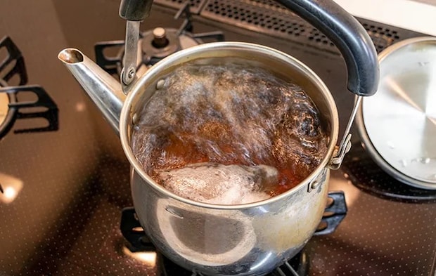 麦茶を煮出して作る写真
