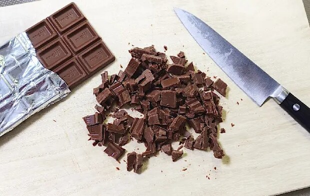 刻んだチョコレートの画像（撮影：エニママ）