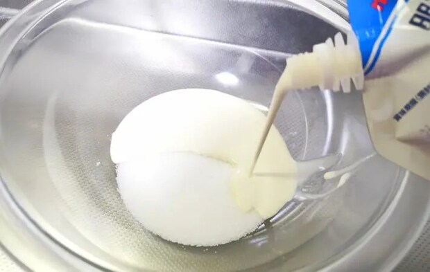 生クリームとグラニュー糖を合わせている画像（撮影：エニママ）
