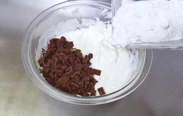チョコレートとヨーグルトを合わせている画像（撮影：エニママ）