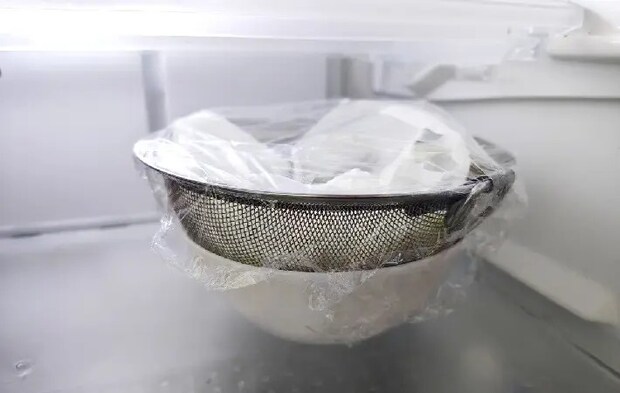 冷蔵庫でヨーグルトの水切りをしている画像（撮影：エニママ）