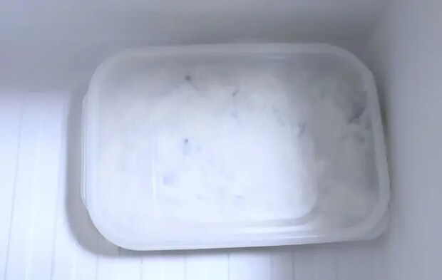 混ぜた材料を冷凍庫で冷やしている画像（撮影：エニママ）
