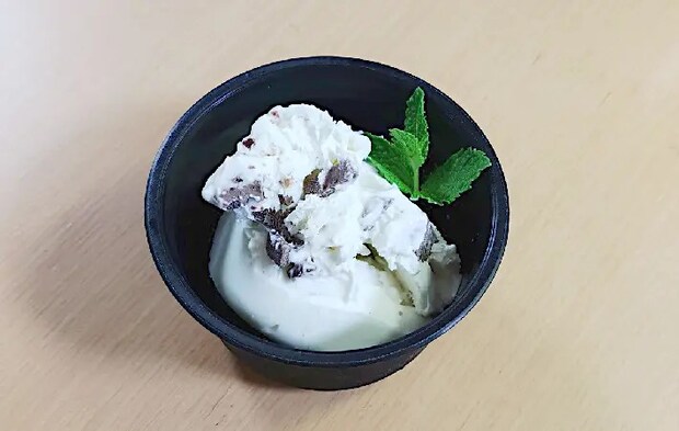 ミントを飾ったアイスの画像（撮影：エニママ）