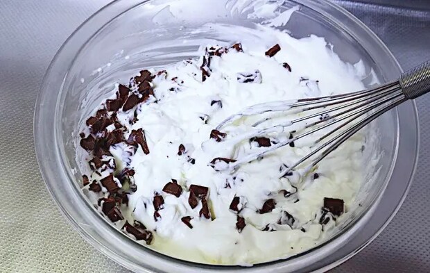 チョコレートとヨーグルトを混ぜ合わせている画像（撮影：エニママ）