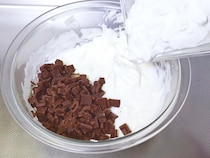 ヨーグルトにチョコを入れて冷凍すると…　食べた子供が「もっと作って！」