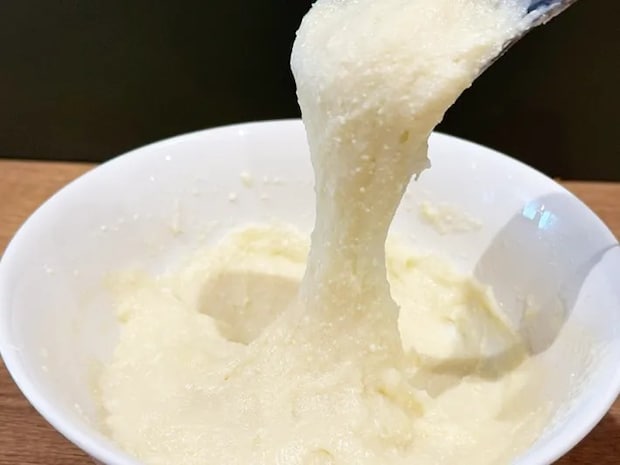 豆腐と片栗粉を混ぜる（撮影：grapeフード編集部）