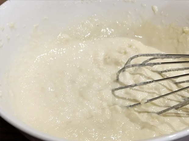 豆腐と片栗粉を混ぜる（撮影：grapeフード編集部）