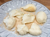 豆腐に『大さじ3杯』の片栗粉を入れただけで？　餅を超える“もっちもち”に驚き！