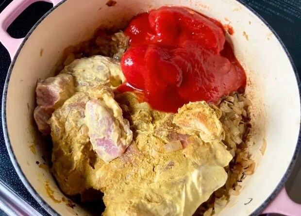 鍋に肉とトマト缶を入れた画像（撮影：エニママ）