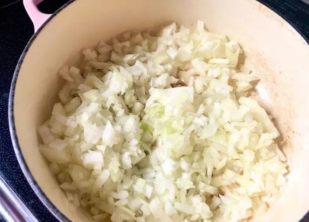 鍋に玉ねぎを入れた画像（撮影：エニママ）