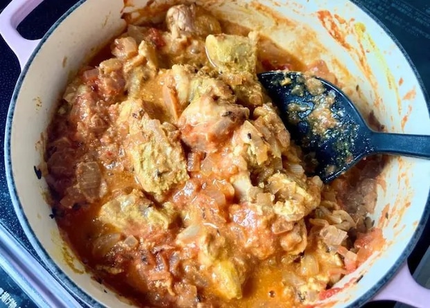 カレーを煮込む画像（撮影：エニママ）