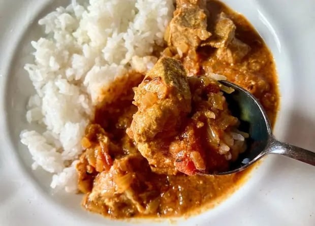 カレーをスプーンで持ち上げる画像（撮影：エニママ）