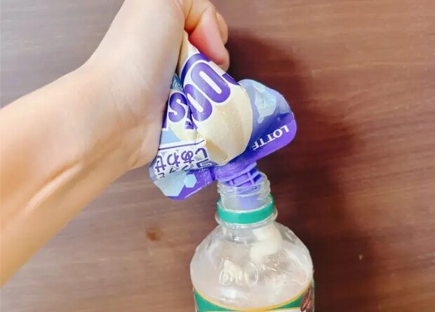 コーヒーに絞り出す（撮影：キジカク）