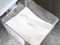 100均のブックスタンド、4個組み合わせると？　調味料が取り出しやすくなる『収納術』