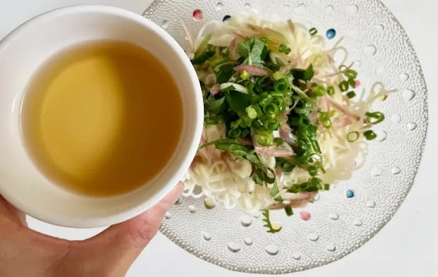 そうめんにつゆをかけている画像（撮影：エニママ）