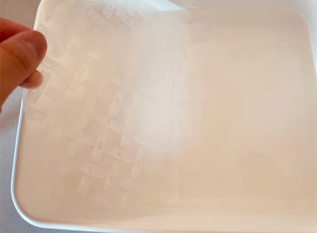 ライスペーパーを水で戻している画像（撮影：エニママ）