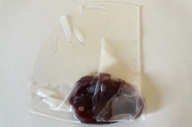 ライスペーパーであんこを巻いている画像（撮影：エニママ）
