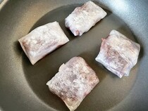 余ったライスペーパーで簡単おやつ！あんこを包んで焼いてみた