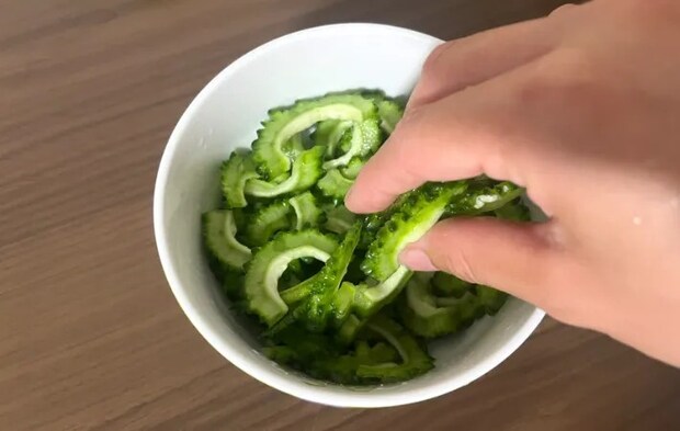 ゴーヤを塩でもんでいる画像（撮影：エニママ）