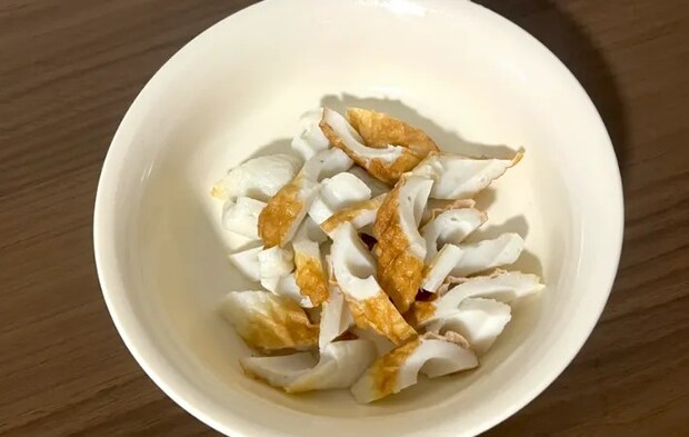 ちくわを切った画像（撮影：エニママ）