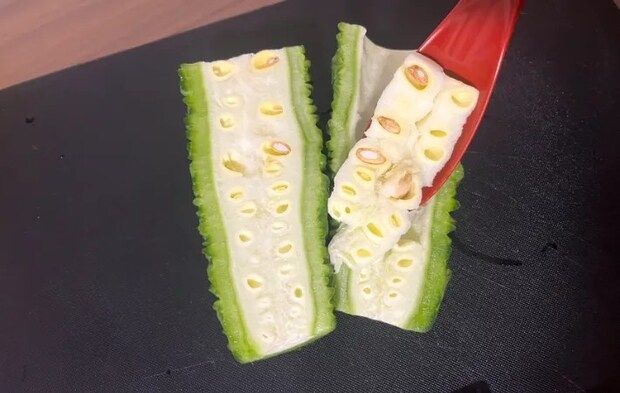 ゴーヤの種とわたをスプーンでくりぬいている画像（撮影：エニママ）